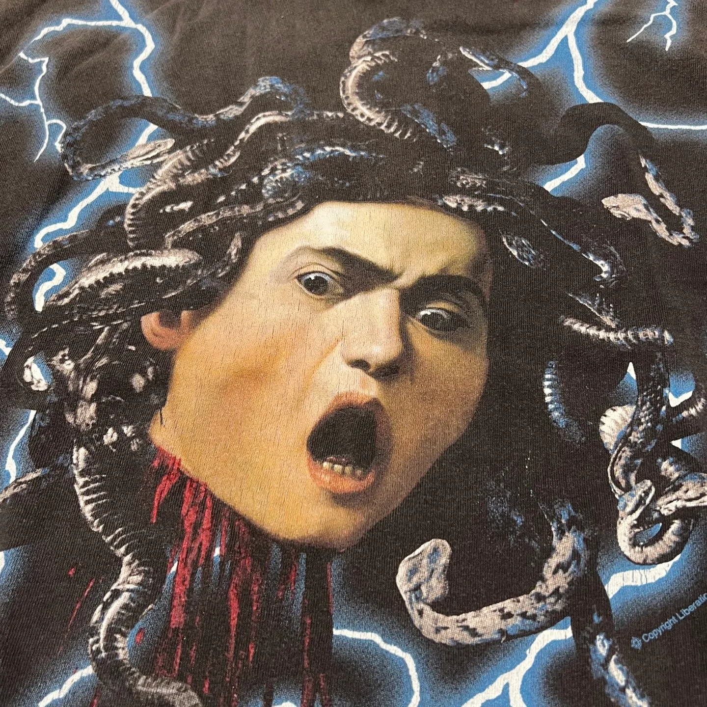 SAINT Mxxxxxx MEDUSA SS TEE/BLK Medusa Hydra retro sulfur-dyed short-sleeves, washed black S-XL, cylindrical fabric with no side seams, the open width is almost meaningless, Assute ready-to-wear dyeing, the whole piece faded, collar and cuffs frayed, many hangings, oversized printing position, genuine level restoration, customized joint main mark/wash mark/with little angel anti-counterfeiting